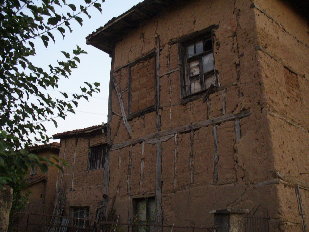 България, Източни Родопи, село Мандрица, Червена къща в селото
